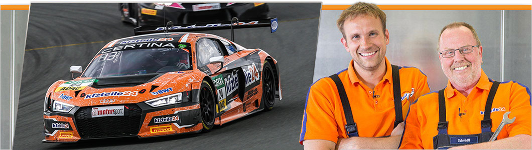 Links f�hrt ein orangefarbenes Rennwagen mit kfzteile24-Logo �ber eine Rennstrecke. Rechts im Bild stehen zwei l�chelnde M�nner in orangefarbener Arbeitskleidung und blauen Latzhosen nebeneinander.