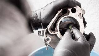 Motorstottern und Drehzahlschwankungen k&ouml;nnen an einer verschmutzten Drosselklappe liegen.