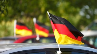 Mit Beginn der Fußball-WM schm&uuml;cken Fans ihre Autos.