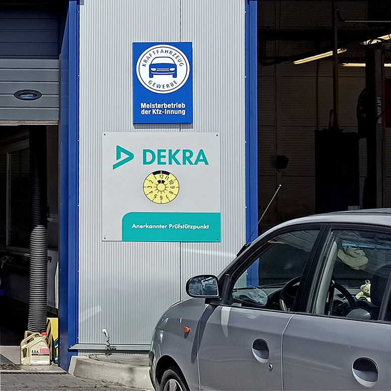 Ein Auto f�hrt zur HU/AU in unserer Kfz-Werkstatt in Berlin-Wei�ensee