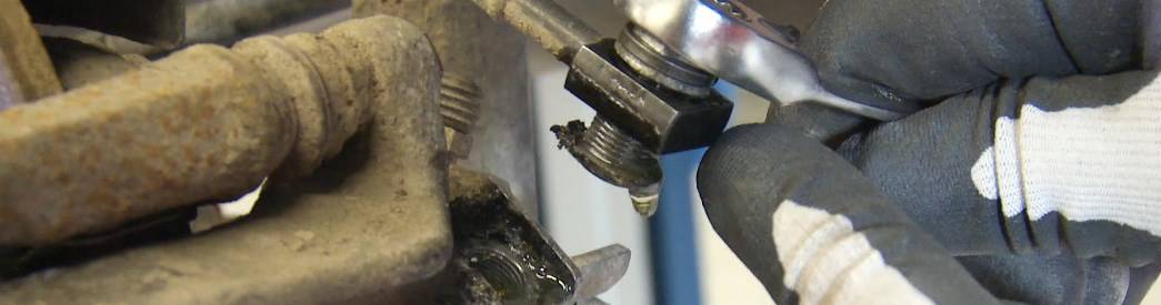 Ein Bremsschlauch kann por�s und rissig werden und muss daher ca. alle vier Jahre gewechselt werden. Bremsschlauch wechseln