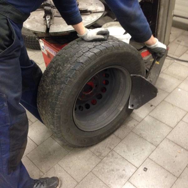 Mit dem Abdrücker wird der Reifen von der Felgenwand geschoben.