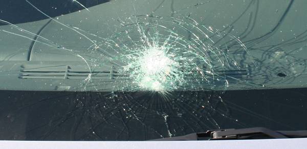 Die PVB-Folie sorgt daf�r, dass keine gro�en Glassplitter eine Verletzungsgefahr darstellen zersplitterte Frontscheibe